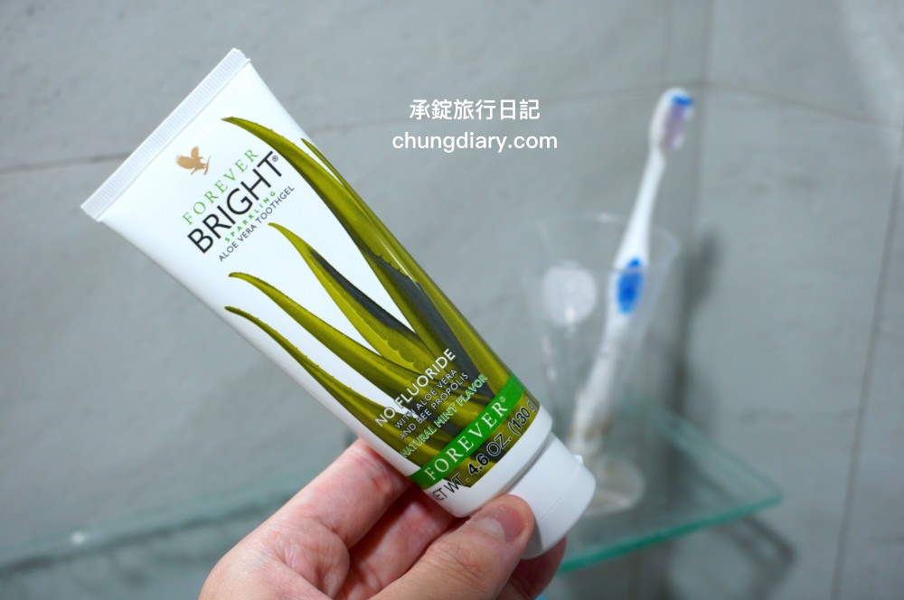 FOREVER永久產品公司【永久明亮蘆薈牙膏】不含鋁、不含氟、不含三氯沙，配合正確刷牙習慣，能清潔牙齒，保持口腔健康。