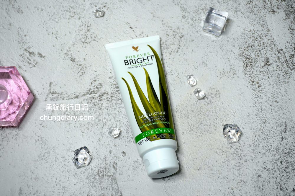 FOREVER永久產品公司【永久明亮蘆薈牙膏】不含鋁、不含氟、不含三氯沙，配合正確刷牙習慣，能清潔牙齒，保持口腔健康。
