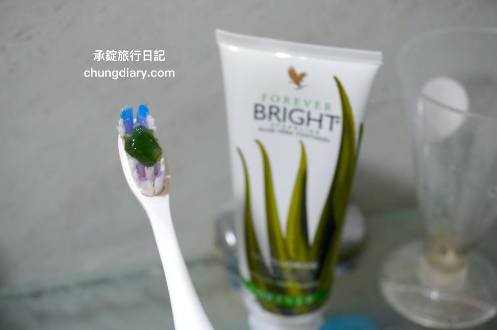 FOREVER永久產品公司【永久明亮蘆薈牙膏】不含鋁、不含氟、不含三氯沙，配合正確刷牙習慣，能清潔牙齒，保持口腔健康。