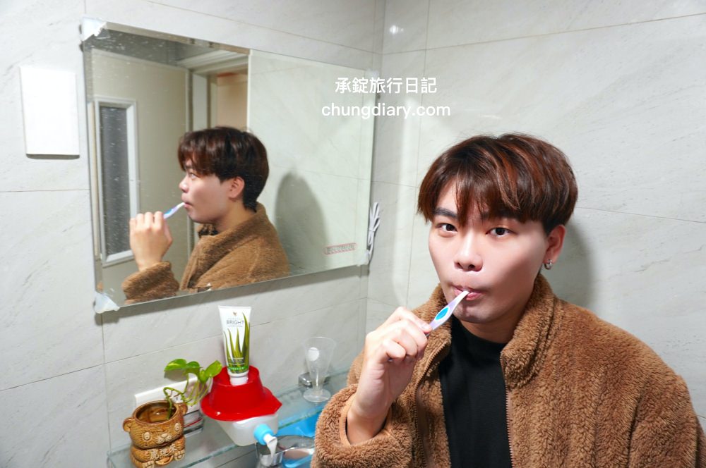 FOREVER永久產品公司【永久明亮蘆薈牙膏】不含鋁、不含氟、不含三氯沙，配合正確刷牙習慣，能清潔牙齒，保持口腔健康。