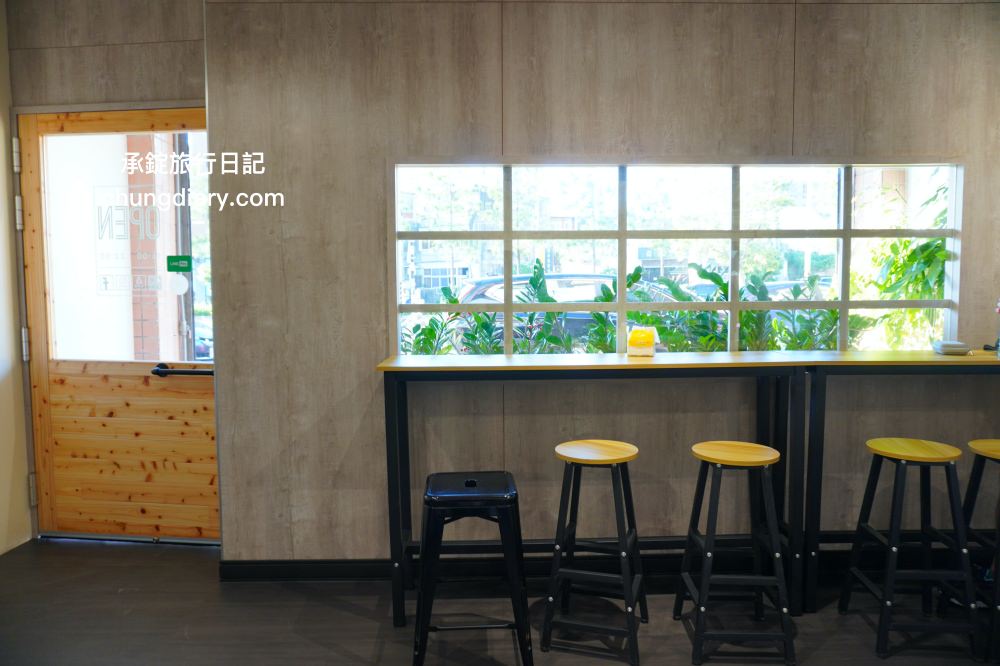 苗栗頭份麻辣燙【沐上麻辣燙】豬骨高湯＋芝麻醬＋花椒油＋特製辣醬，麻辣鮮香濃郁感十足，百元套餐滿滿一大碗更划算！