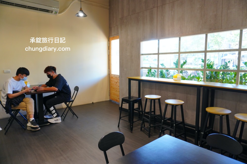 苗栗頭份麻辣燙【沐上麻辣燙】豬骨高湯＋芝麻醬＋花椒油＋特製辣醬，麻辣鮮香濃郁感十足，百元套餐滿滿一大碗更划算！