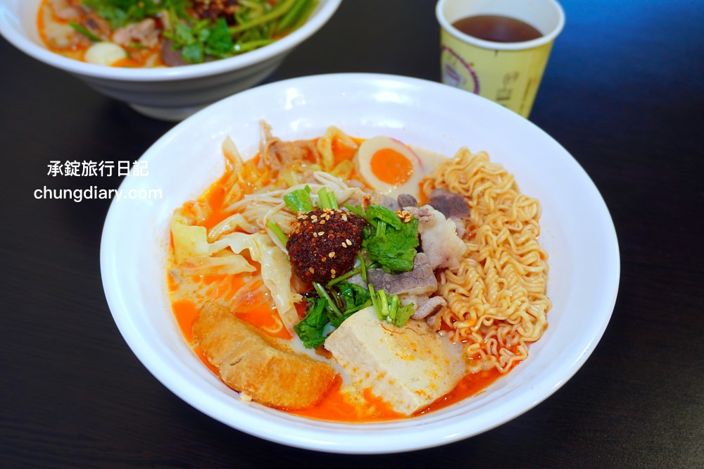 苗栗頭份麻辣燙【沐上麻辣燙】豬骨高湯＋芝麻醬＋花椒油＋特製辣醬，麻辣鮮香濃郁感十足，百元套餐滿滿一大碗更划算！