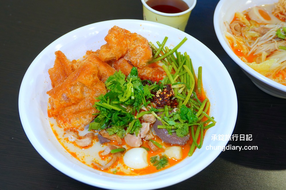 苗栗頭份麻辣燙【沐上麻辣燙】豬骨高湯＋芝麻醬＋花椒油＋特製辣醬，麻辣鮮香濃郁感十足，百元套餐滿滿一大碗更划算！