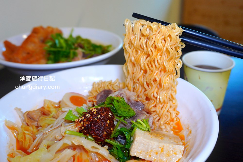 苗栗頭份麻辣燙【沐上麻辣燙】豬骨高湯＋芝麻醬＋花椒油＋特製辣醬，麻辣鮮香濃郁感十足，百元套餐滿滿一大碗更划算！