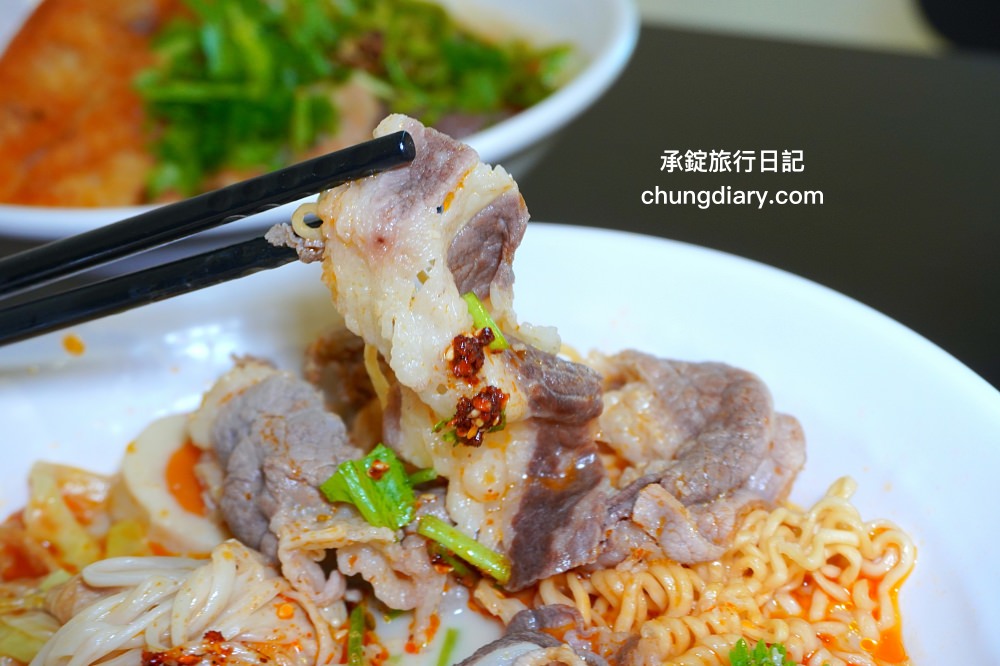 苗栗頭份麻辣燙【沐上麻辣燙】豬骨高湯＋芝麻醬＋花椒油＋特製辣醬，麻辣鮮香濃郁感十足，百元套餐滿滿一大碗更划算！