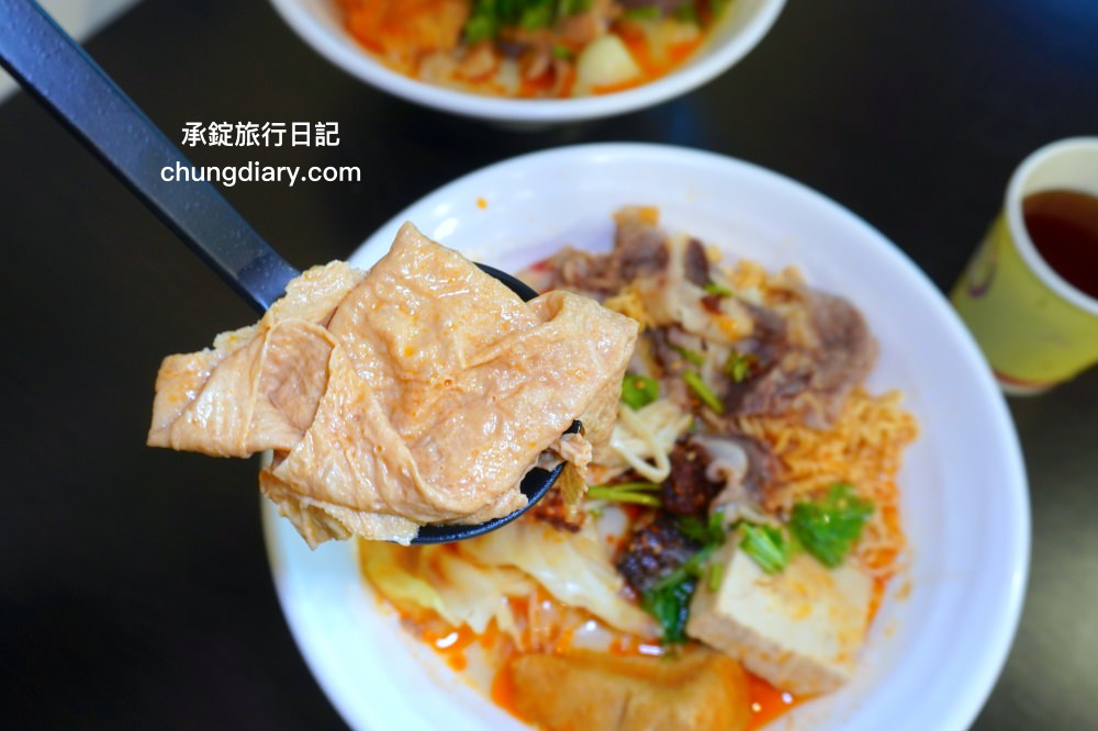 苗栗頭份麻辣燙【沐上麻辣燙】豬骨高湯＋芝麻醬＋花椒油＋特製辣醬，麻辣鮮香濃郁感十足，百元套餐滿滿一大碗更划算！