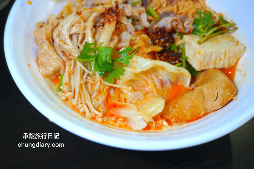 苗栗頭份麻辣燙【沐上麻辣燙】豬骨高湯＋芝麻醬＋花椒油＋特製辣醬，麻辣鮮香濃郁感十足，百元套餐滿滿一大碗更划算！