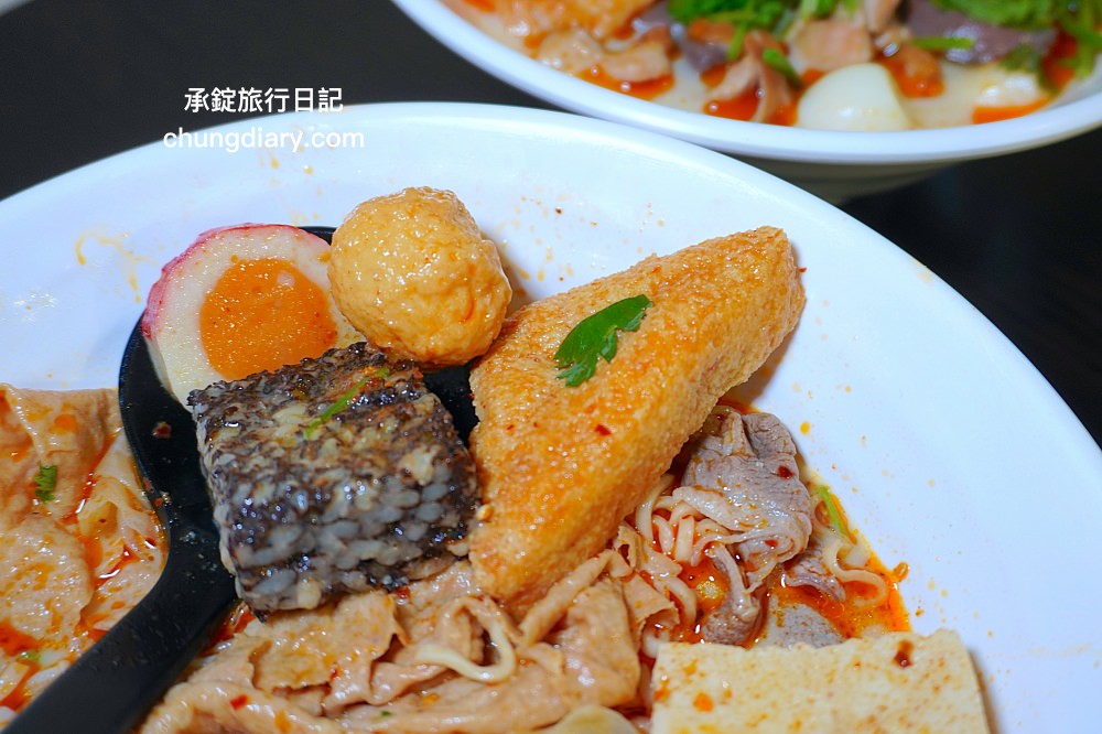 苗栗頭份麻辣燙【沐上麻辣燙】豬骨高湯＋芝麻醬＋花椒油＋特製辣醬，麻辣鮮香濃郁感十足，百元套餐滿滿一大碗更划算！