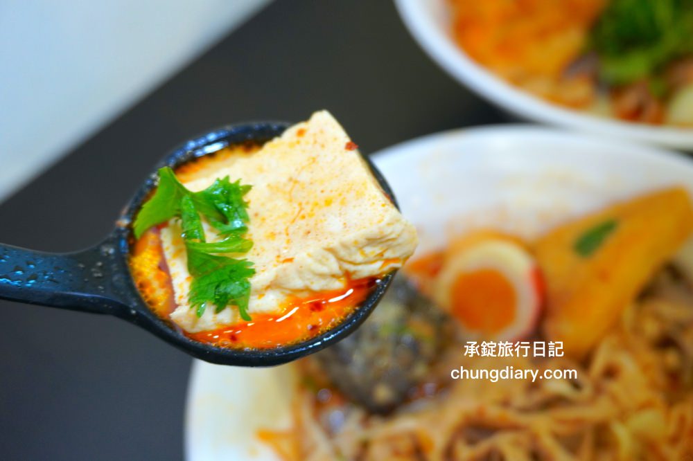 苗栗頭份麻辣燙【沐上麻辣燙】豬骨高湯＋芝麻醬＋花椒油＋特製辣醬，麻辣鮮香濃郁感十足，百元套餐滿滿一大碗更划算！