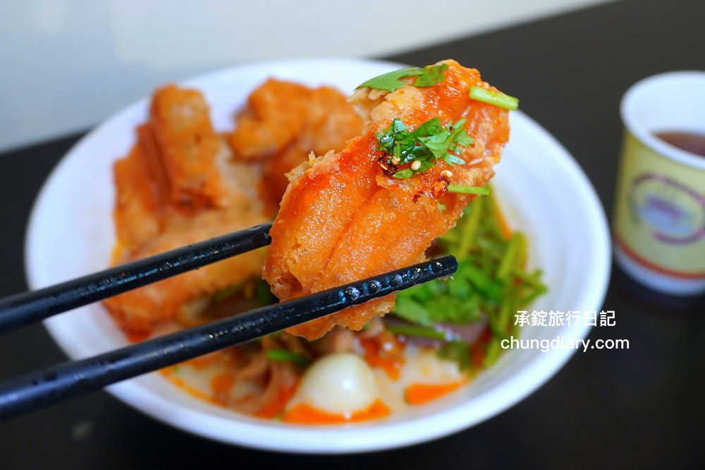 苗栗頭份麻辣燙【沐上麻辣燙】豬骨高湯＋芝麻醬＋花椒油＋特製辣醬，麻辣鮮香濃郁感十足，百元套餐滿滿一大碗更划算！