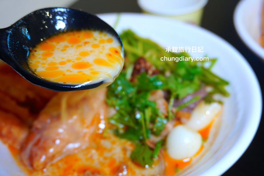 苗栗頭份麻辣燙【沐上麻辣燙】豬骨高湯＋芝麻醬＋花椒油＋特製辣醬，麻辣鮮香濃郁感十足，百元套餐滿滿一大碗更划算！