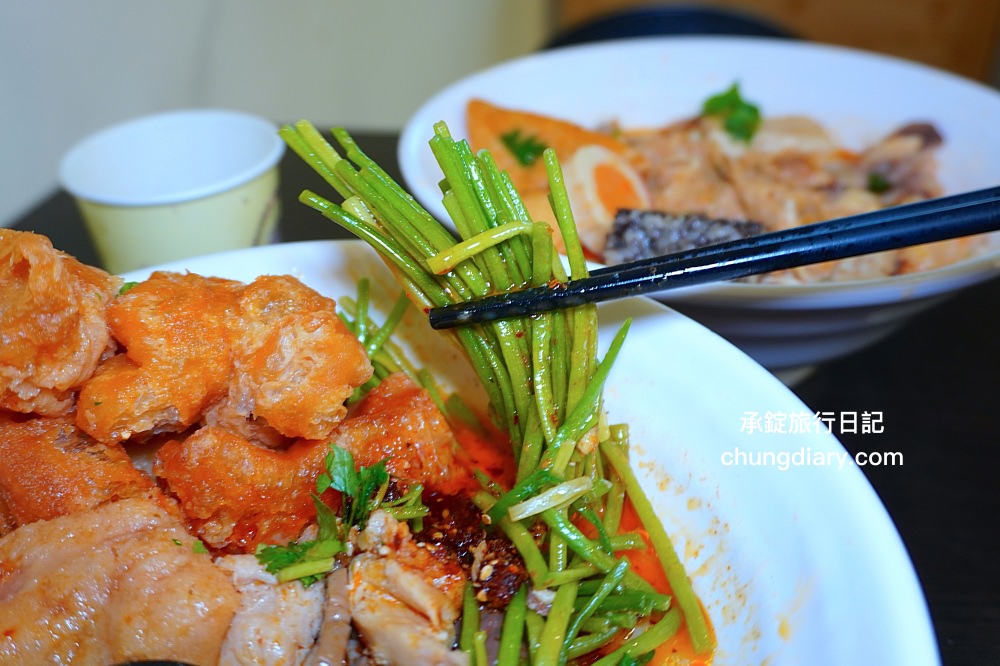 苗栗頭份麻辣燙【沐上麻辣燙】豬骨高湯＋芝麻醬＋花椒油＋特製辣醬，麻辣鮮香濃郁感十足，百元套餐滿滿一大碗更划算！