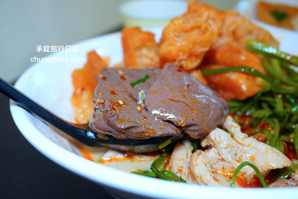 苗栗頭份麻辣燙【沐上麻辣燙】豬骨高湯＋芝麻醬＋花椒油＋特製辣醬，麻辣鮮香濃郁感十足，百元套餐滿滿一大碗更划算！