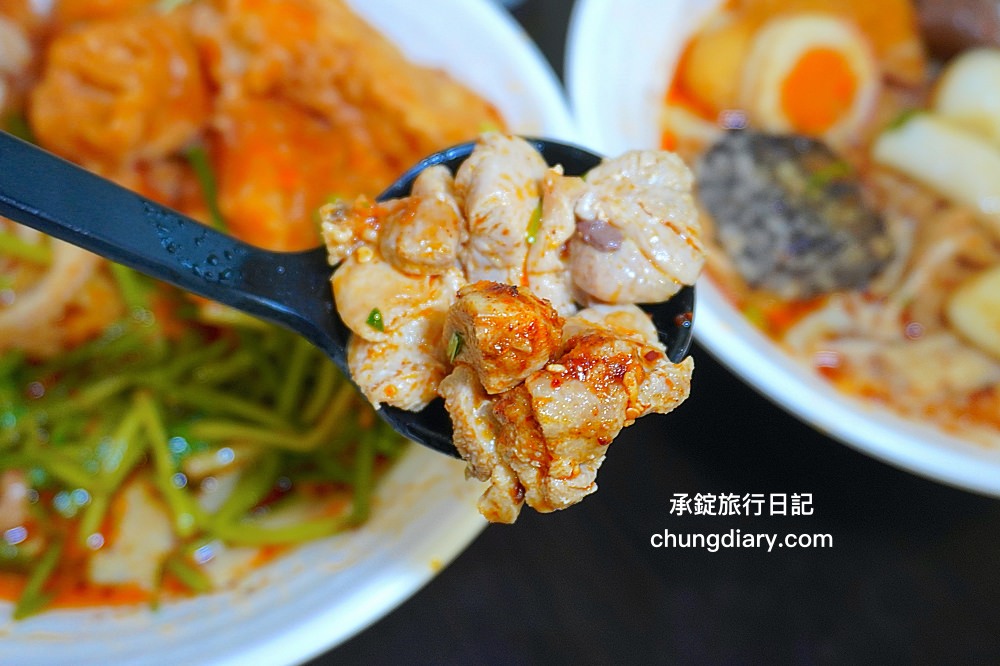 苗栗頭份麻辣燙【沐上麻辣燙】豬骨高湯＋芝麻醬＋花椒油＋特製辣醬，麻辣鮮香濃郁感十足，百元套餐滿滿一大碗更划算！