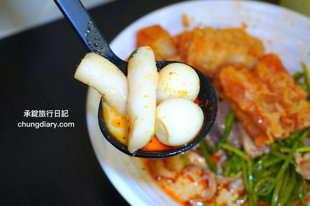 苗栗頭份麻辣燙【沐上麻辣燙】豬骨高湯＋芝麻醬＋花椒油＋特製辣醬，麻辣鮮香濃郁感十足，百元套餐滿滿一大碗更划算！