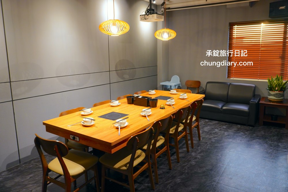 淨感官料理｜台中南屯景觀餐廳推薦！隱身在火鍋店的高級「餐宴」佳餚，必點：麻辣水煮魚、蒙古風味肚包肉、去骨滷花生豬腳、韓式生菜五花肉。