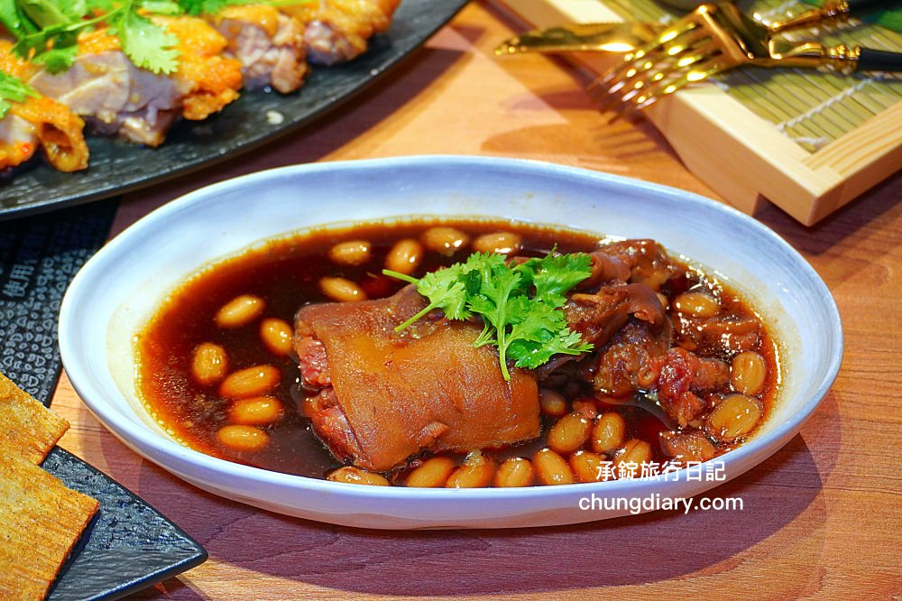 淨感官料理｜台中南屯景觀餐廳推薦！隱身在火鍋店的高級「餐宴」佳餚，必點：麻辣水煮魚、蒙古風味肚包肉、去骨滷花生豬腳、韓式生菜五花肉。