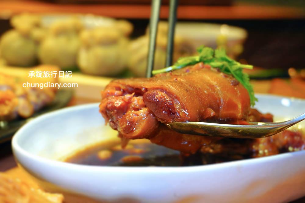淨感官料理｜台中南屯景觀餐廳推薦！隱身在火鍋店的高級「餐宴」佳餚，必點：麻辣水煮魚、蒙古風味肚包肉、去骨滷花生豬腳、韓式生菜五花肉。