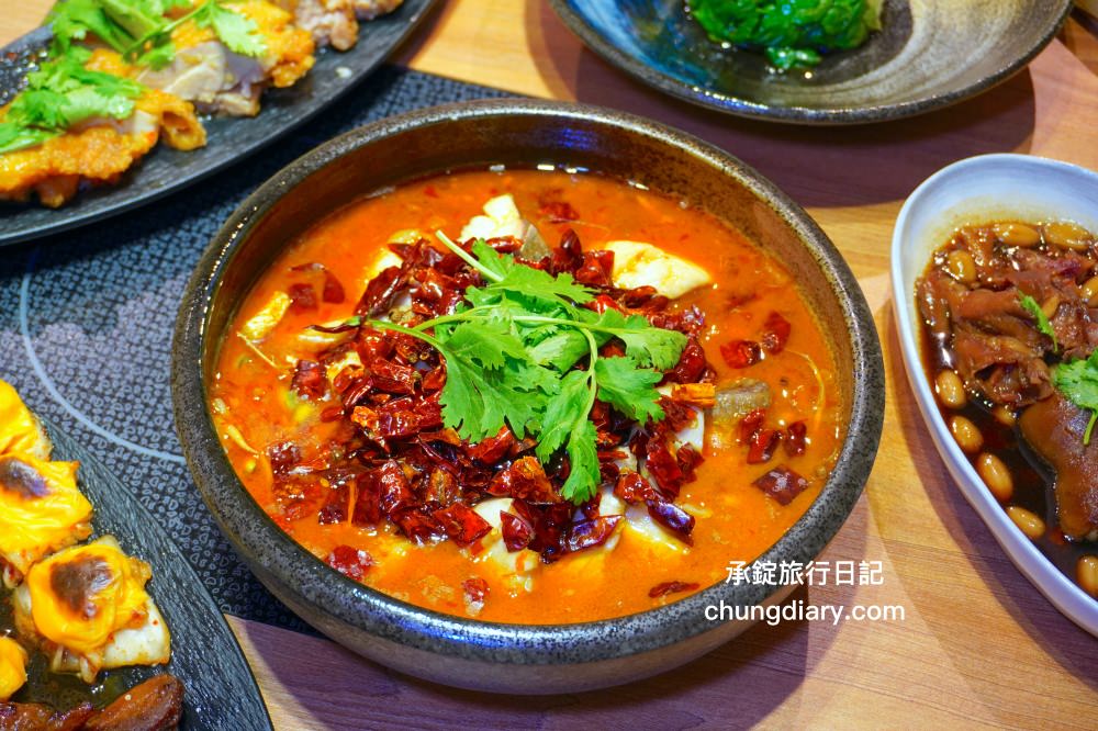 淨感官料理｜台中南屯景觀餐廳推薦！隱身在火鍋店的高級「餐宴」佳餚，必點：麻辣水煮魚、蒙古風味肚包肉、去骨滷花生豬腳、韓式生菜五花肉。
