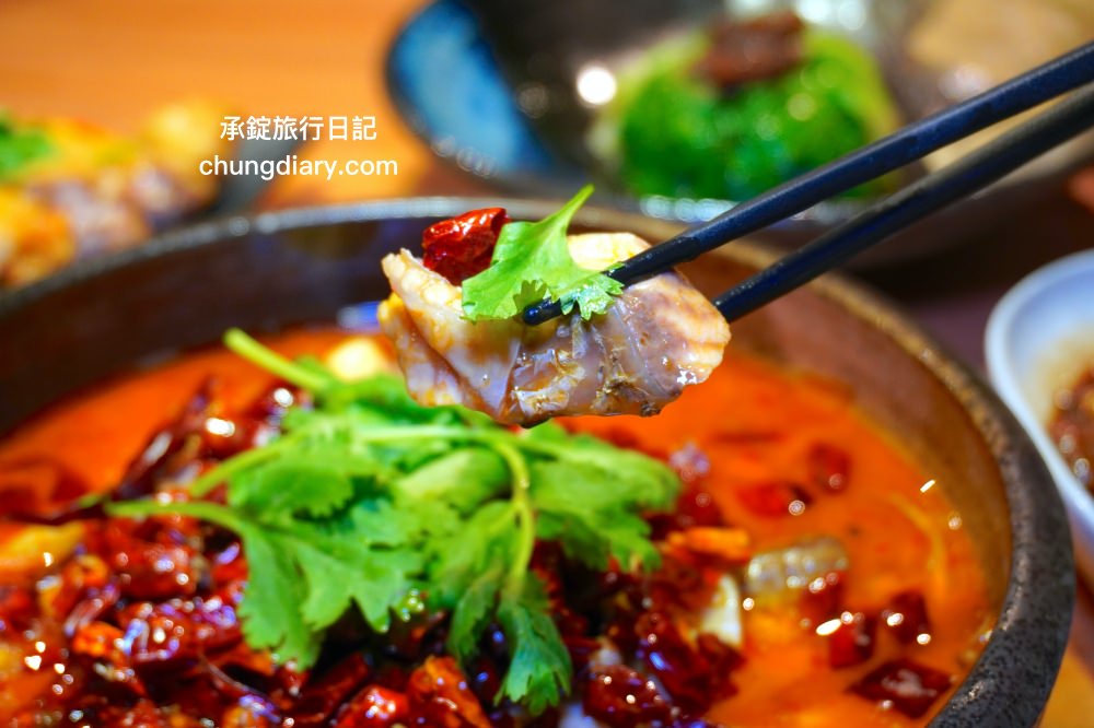 淨感官料理｜台中南屯景觀餐廳推薦！隱身在火鍋店的高級「餐宴」佳餚，必點：麻辣水煮魚、蒙古風味肚包肉、去骨滷花生豬腳、韓式生菜五花肉。