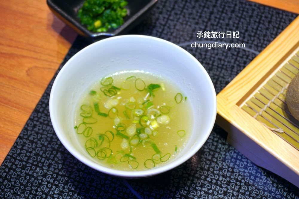 淨感官料理｜台中南屯景觀餐廳推薦！隱身在火鍋店的高級「餐宴」佳餚，必點：麻辣水煮魚、蒙古風味肚包肉、去骨滷花生豬腳、韓式生菜五花肉。
