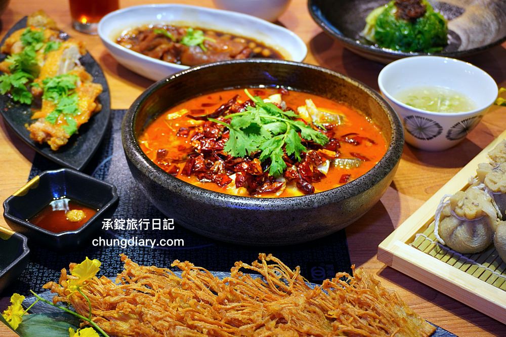 淨感官料理｜台中南屯景觀餐廳推薦！隱身在火鍋店的高級「餐宴」佳餚，必點：麻辣水煮魚、蒙古風味肚包肉、去骨滷花生豬腳、韓式生菜五花肉。