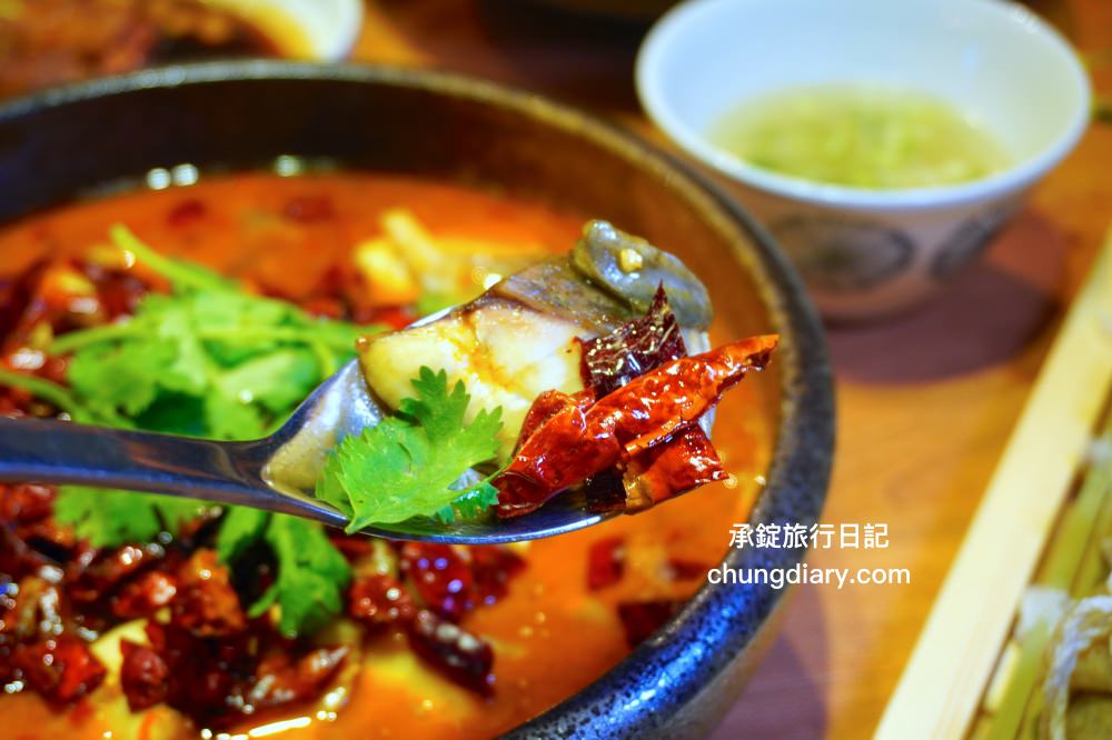 淨感官料理｜台中南屯景觀餐廳推薦！隱身在火鍋店的高級「餐宴」佳餚，必點：麻辣水煮魚、蒙古風味肚包肉、去骨滷花生豬腳、韓式生菜五花肉。