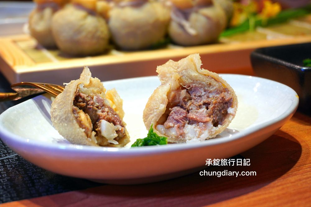 淨感官料理｜台中南屯景觀餐廳推薦！隱身在火鍋店的高級「餐宴」佳餚，必點：麻辣水煮魚、蒙古風味肚包肉、去骨滷花生豬腳、韓式生菜五花肉。