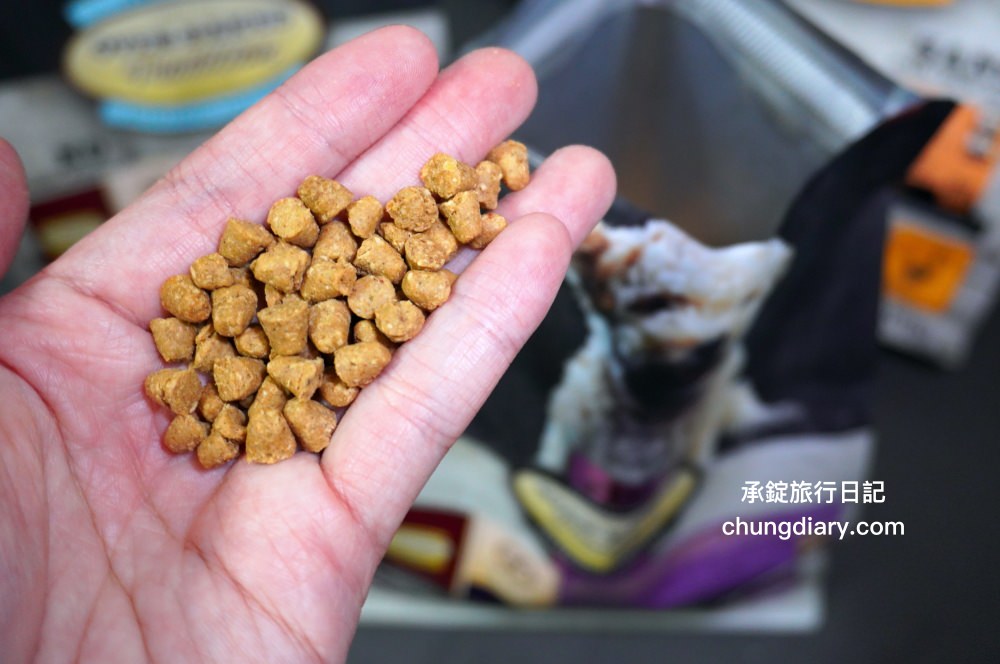 烘焙客狗飼料評價【Oven-Baked烘焙客犬糧】天然烘焙飼料，消化不良/高齡犬/貪吃犬/少牙犬友善，適合全齡犬寵物飼料推薦。