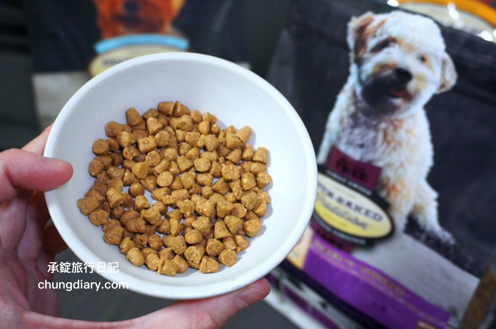 烘焙客狗飼料評價【Oven-Baked烘焙客犬糧】天然烘焙飼料，消化不良/高齡犬/貪吃犬/少牙犬友善，適合全齡犬寵物飼料推薦。