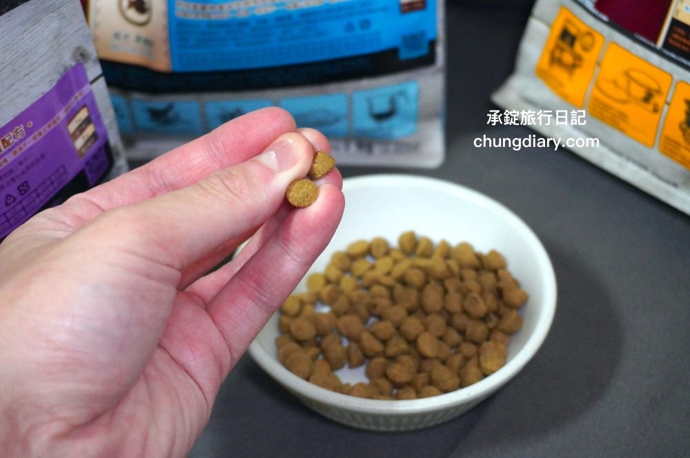 烘焙客狗飼料評價【Oven-Baked烘焙客犬糧】天然烘焙飼料，消化不良/高齡犬/貪吃犬/少牙犬友善，適合全齡犬寵物飼料推薦。