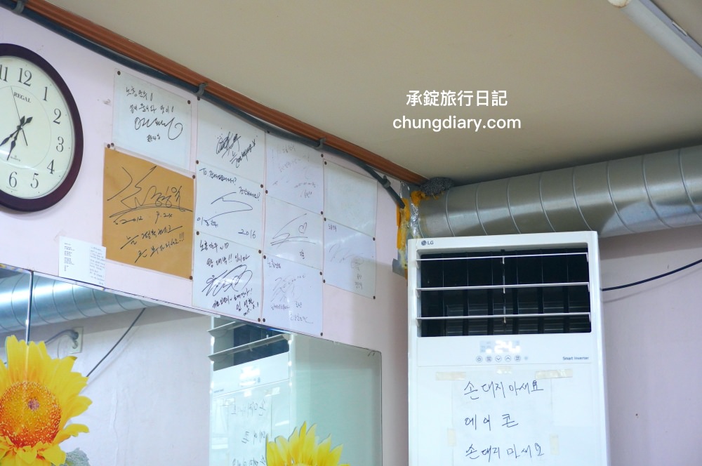 釜山海雲台市場美食【爐紅餃子刀削麵 노홍만두】傳統在地經營60年以上老店！一個人也可以來吃。