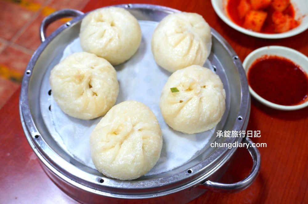 釜山海雲台市場美食【爐紅餃子刀削麵 노홍만두】傳統在地經營60年以上老店！一個人也可以來吃。