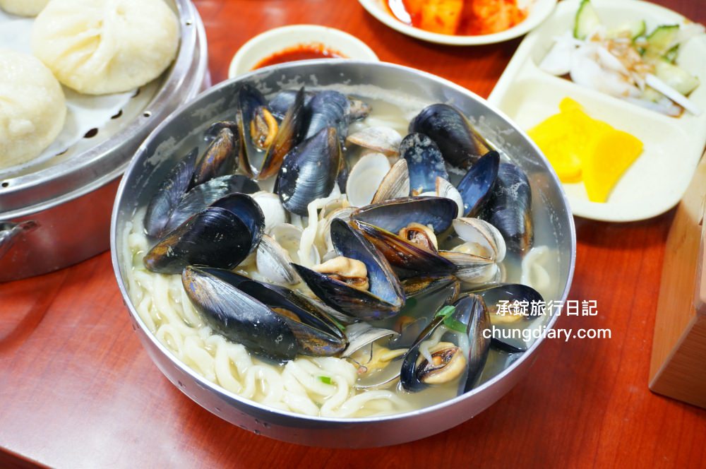 釜山海雲台市場美食【爐紅餃子刀削麵 노홍만두】傳統在地經營60年以上老店！一個人也可以來吃。