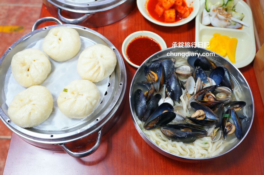 釜山海雲台市場美食【爐紅餃子刀削麵 노홍만두】傳統在地經營60年以上老店！一個人也可以來吃。