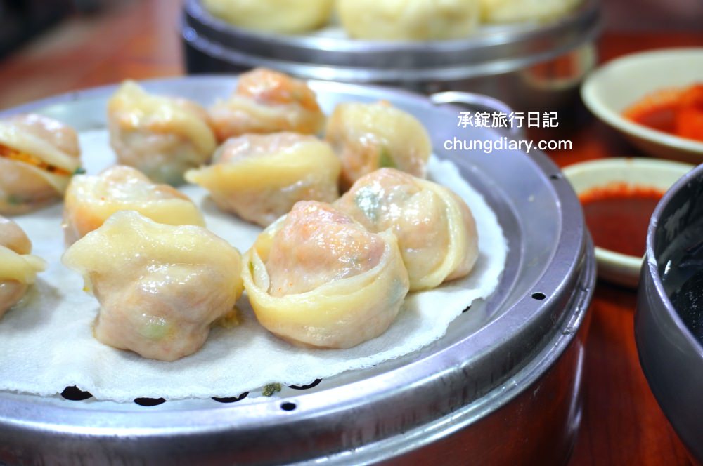 釜山海雲台市場美食【爐紅餃子刀削麵 노홍만두】傳統在地經營60年以上老店！一個人也可以來吃。