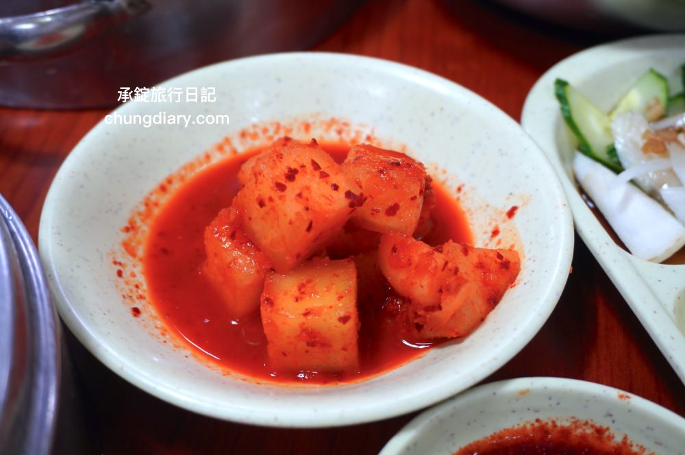 釜山海雲台市場美食【爐紅餃子刀削麵 노홍만두】傳統在地經營60年以上老店！一個人也可以來吃。