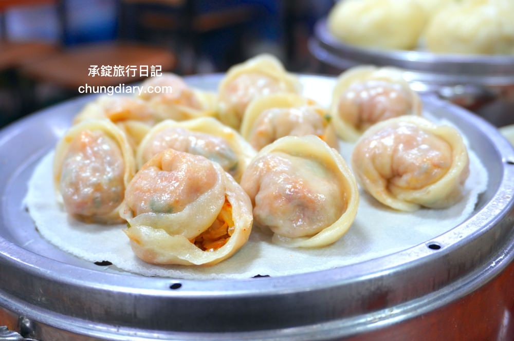 釜山海雲台市場美食【爐紅餃子刀削麵 노홍만두】傳統在地經營60年以上老店！一個人也可以來吃。