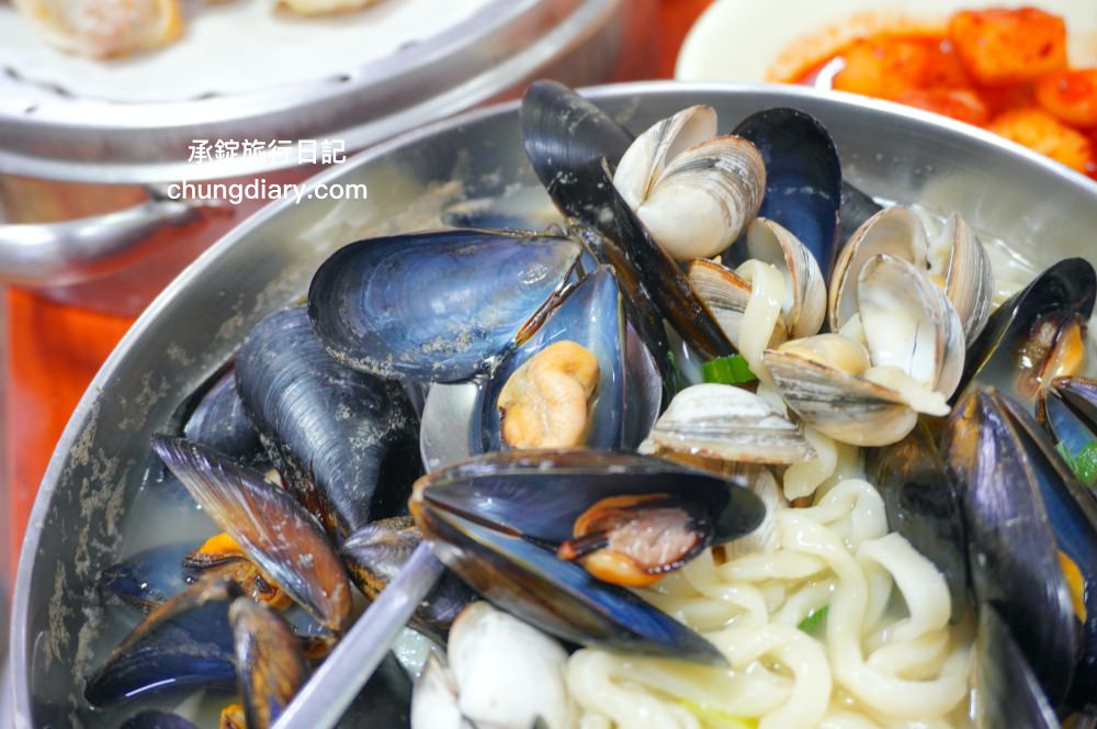 釜山海雲台市場美食【爐紅餃子刀削麵 노홍만두】傳統在地經營60年以上老店！一個人也可以來吃。