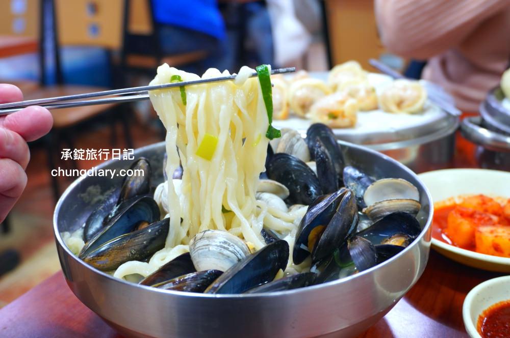 釜山海雲台市場美食【爐紅餃子刀削麵 노홍만두】傳統在地經營60年以上老店！一個人也可以來吃。