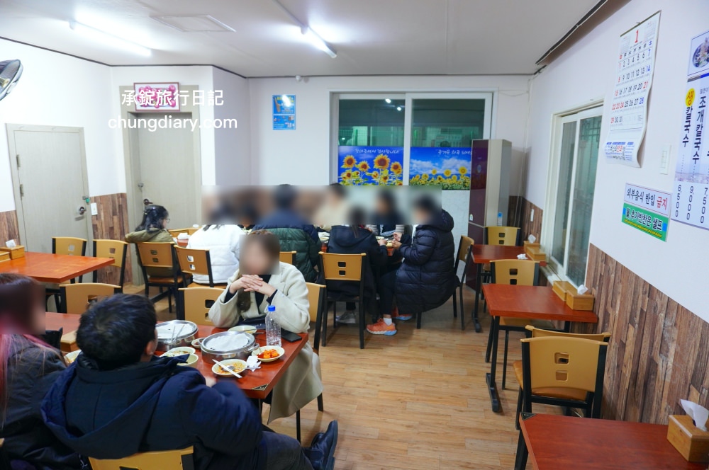 釜山海雲台市場美食【爐紅餃子刀削麵 노홍만두】傳統在地經營60年以上老店！一個人也可以來吃。