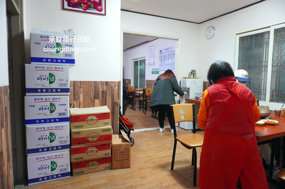 釜山海雲台市場美食【爐紅餃子刀削麵 노홍만두】傳統在地經營60年以上老店！一個人也可以來吃。