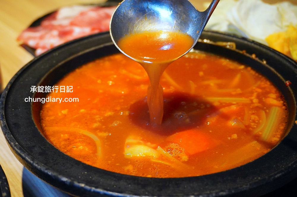 狂一鍋 嘉義市博愛店｜一位難求的台北爆紅火鍋，桌邊爆炒火焰秀、自助吧吃到飽！最潮必吃台式火鍋店，跑到嘉義市插旗也能吃得到。