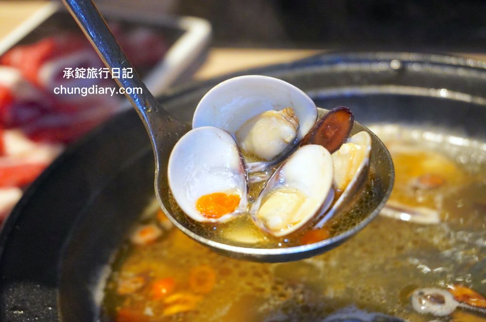 狂一鍋 嘉義市博愛店｜一位難求的台北爆紅火鍋，桌邊爆炒火焰秀、自助吧吃到飽！最潮必吃台式火鍋店，跑到嘉義市插旗也能吃得到。