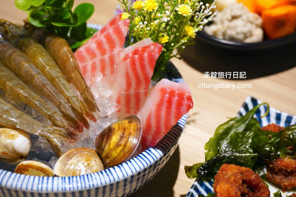 狂一鍋 嘉義市博愛店｜一位難求的台北爆紅火鍋，桌邊爆炒火焰秀、自助吧吃到飽！最潮必吃台式火鍋店，跑到嘉義市插旗也能吃得到。