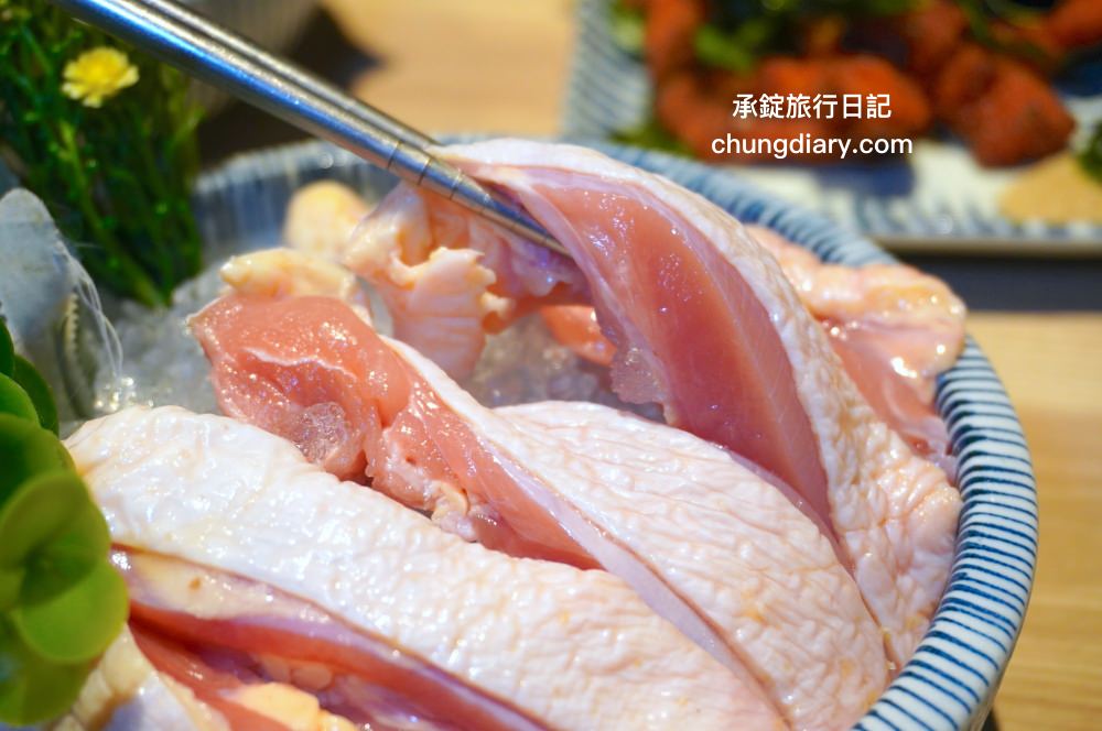 狂一鍋 嘉義市博愛店｜一位難求的台北爆紅火鍋，桌邊爆炒火焰秀、自助吧吃到飽！最潮必吃台式火鍋店，跑到嘉義市插旗也能吃得到。