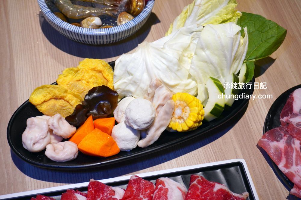 狂一鍋 嘉義市博愛店｜一位難求的台北爆紅火鍋，桌邊爆炒火焰秀、自助吧吃到飽！最潮必吃台式火鍋店，跑到嘉義市插旗也能吃得到。