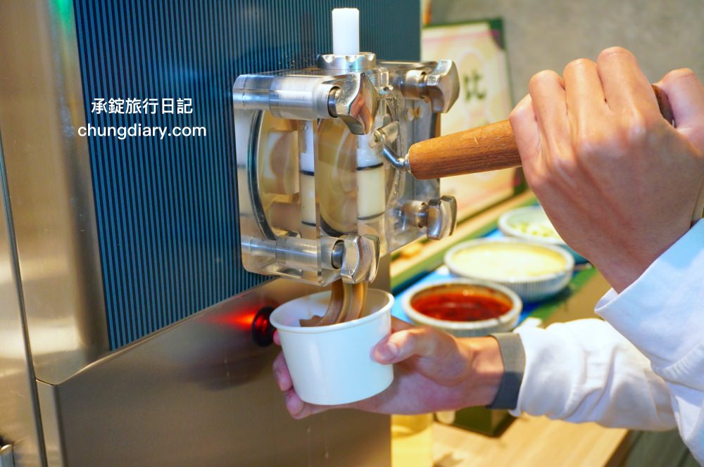 狂一鍋 嘉義市博愛店｜一位難求的台北爆紅火鍋，桌邊爆炒火焰秀、自助吧吃到飽！最潮必吃台式火鍋店，跑到嘉義市插旗也能吃得到。