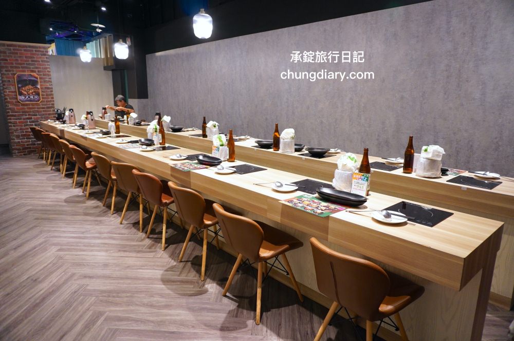 狂一鍋 嘉義市博愛店｜一位難求的台北爆紅火鍋，桌邊爆炒火焰秀、自助吧吃到飽！最潮必吃台式火鍋店，跑到嘉義市插旗也能吃得到。